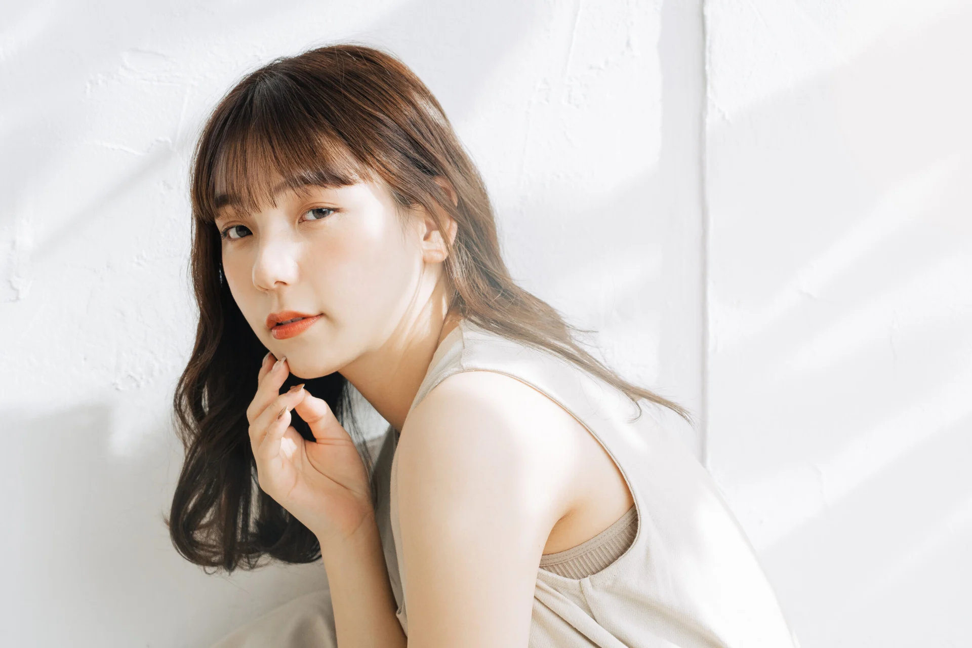 柔らかな光の中で過ごす女性のイメージ